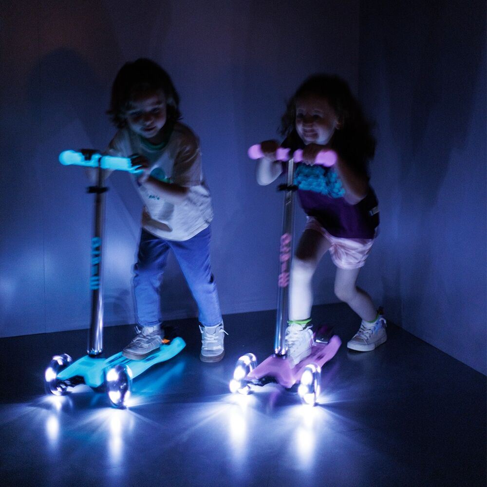 Самокат Micro серії Maxi Deluxe Glow LED – Сяйнисто-пурпуровий