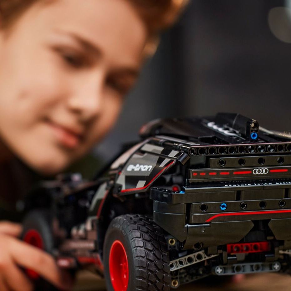 LEGO Конструктор Technic Audi RS Q e-tron