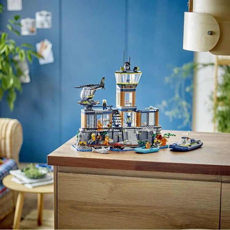 LEGO Конструктор City Поліцейський острів-в'язниця