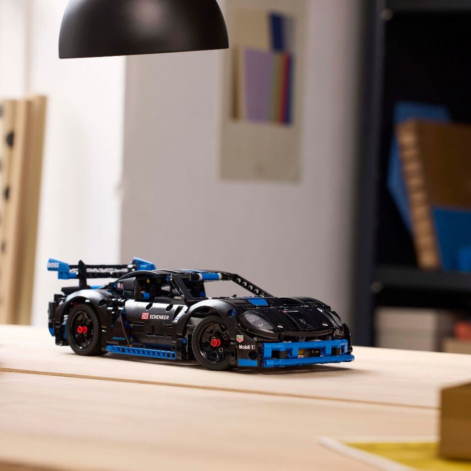 LEGO Конструктор Technic Автомобіль для перегонів Porsche GT4 e-Performance